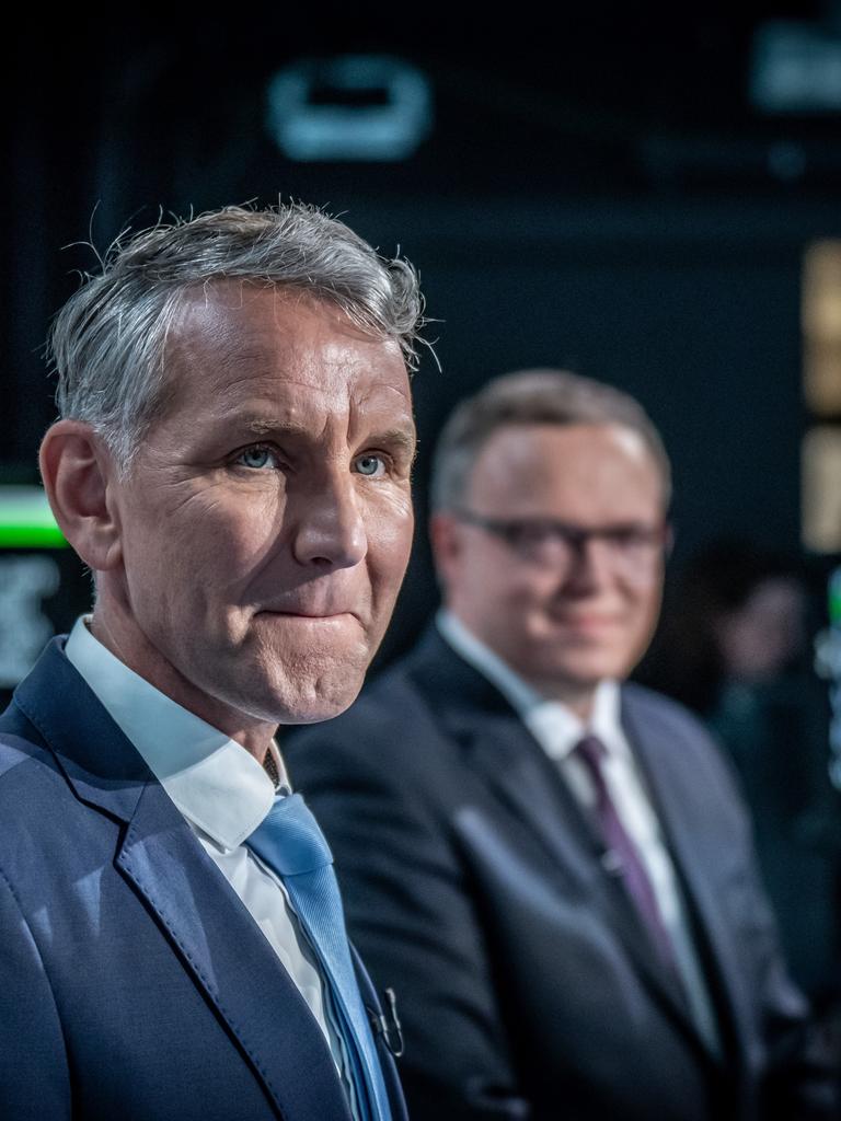 Björn Höcke (AfD, l) und Mario Voigt (CDU, r), Spitzenkandidaten für die Landtagswahl in Thüringen, stehen beim TV-Duell bei Welt TV.