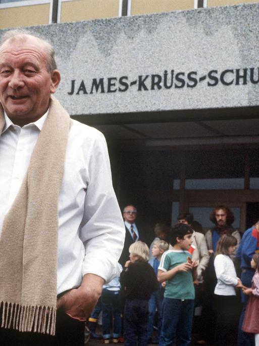 Kinder- und Jugendbuchautor James Krüss im September 1983 vor einer nach ihm benannten Grundschule