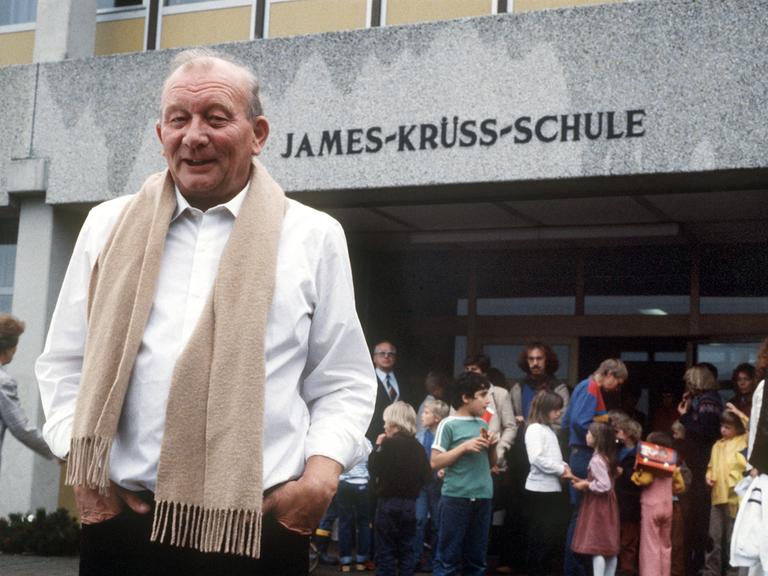 Kinder- und Jugendbuchautor James Krüss im September 1983 vor einer nach ihm benannten Grundschule