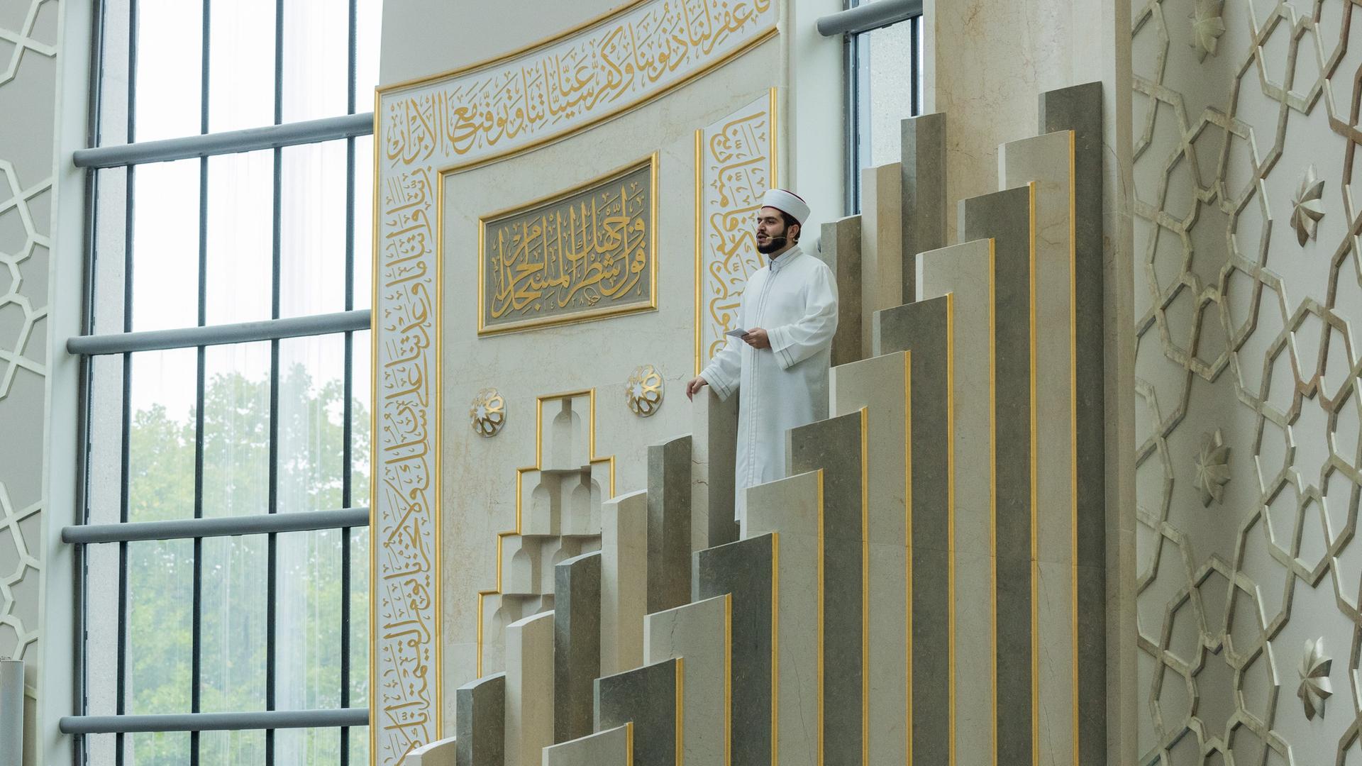 Ein Muezzin und Imam predigt in der Zentralmoschee der DITIB (Türkisch-Islamische Union der Anstalt für Religion).