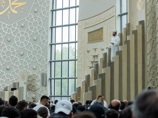 Ein Muezzin und Imam predigt in der Zentralmoschee der DITIB (Türkisch-Islamische Union der Anstalt für Religion).