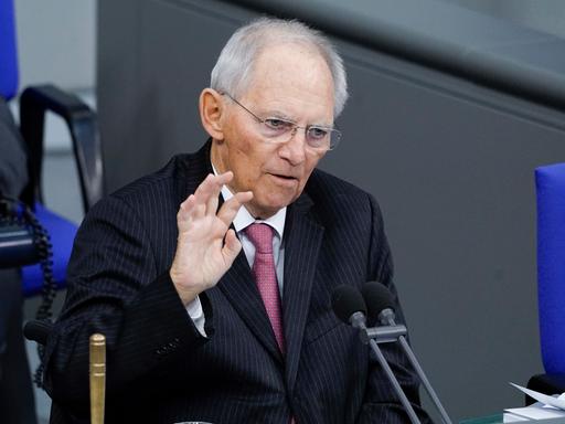 Wolfgang Schäuble hält eine Rede zum Thema Corona-Maßnahmen bei der 191. Sitzung des Deutschen Bundestag in Berlin.
