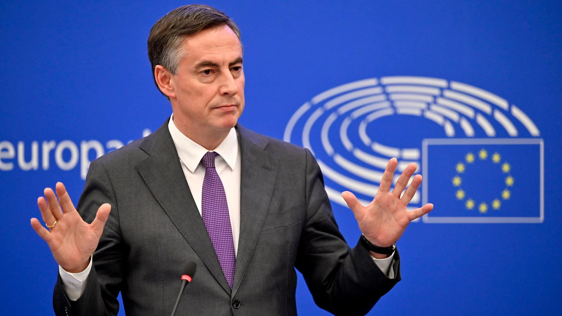 Der Europaabgeordnete der CDU, David McAllister spricht bei einer Pressekonferenz im Europäischen Parlament. Er steht dabei vor einer blauen Wand. Der Europaabgeordnete der CDU, David McAllister spricht bei einer Pressekonferenz im Europäischen Parlament. Er steht dabei vor einer blauen Wand.