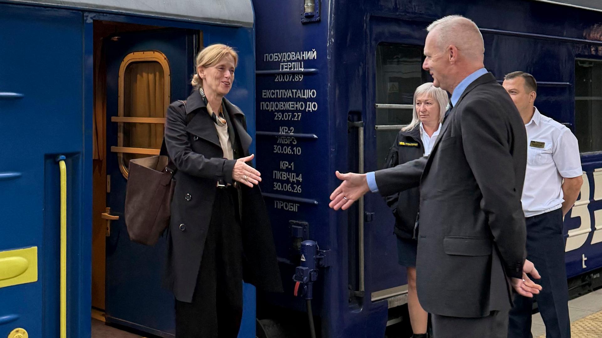 Bundesfamilienministerin Karin Prien steigt in Kiew aus einem Zug und reicht dem deutschen Botschafter Boris Ruge die Hand. Bundesfamilienministerin Karin Prien steigt in Kiew aus einem Zug und reicht dem deutschen Botschafter Boris Ruge die Hand.