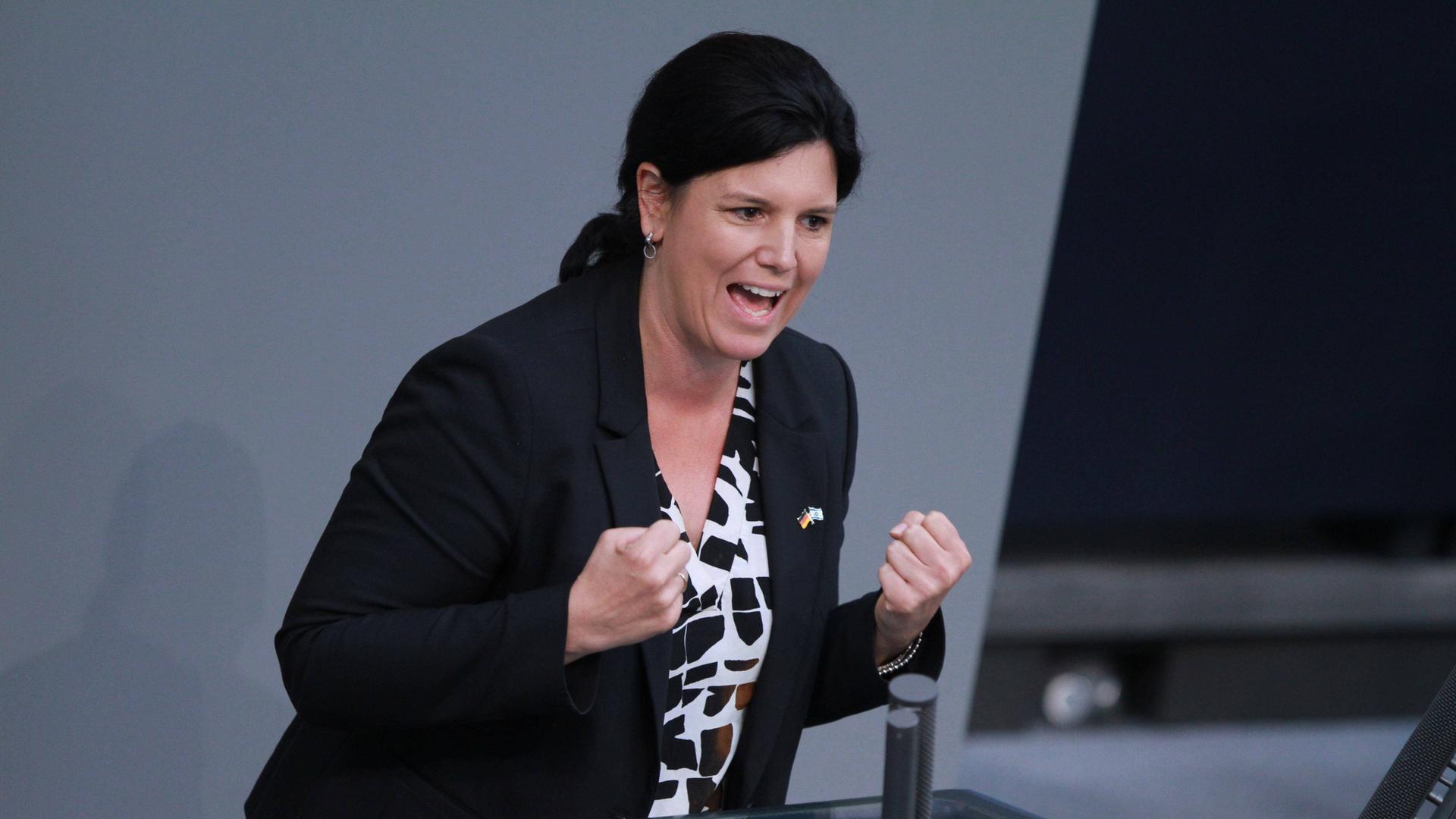 Die FDP-Politikerin Carina Konrad steht an einem Rednerpult im Bundestag mit geballten Händen