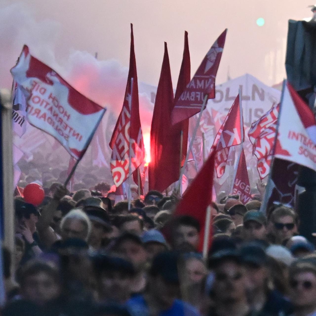 Das Foto zeigt die Demonstration "Revolutionärer 1. Mai - Freiheit. Frieden. Solidarität". Die Teilnehmer ziehen durch den Berliner Stadtteil Kreuzberg.
