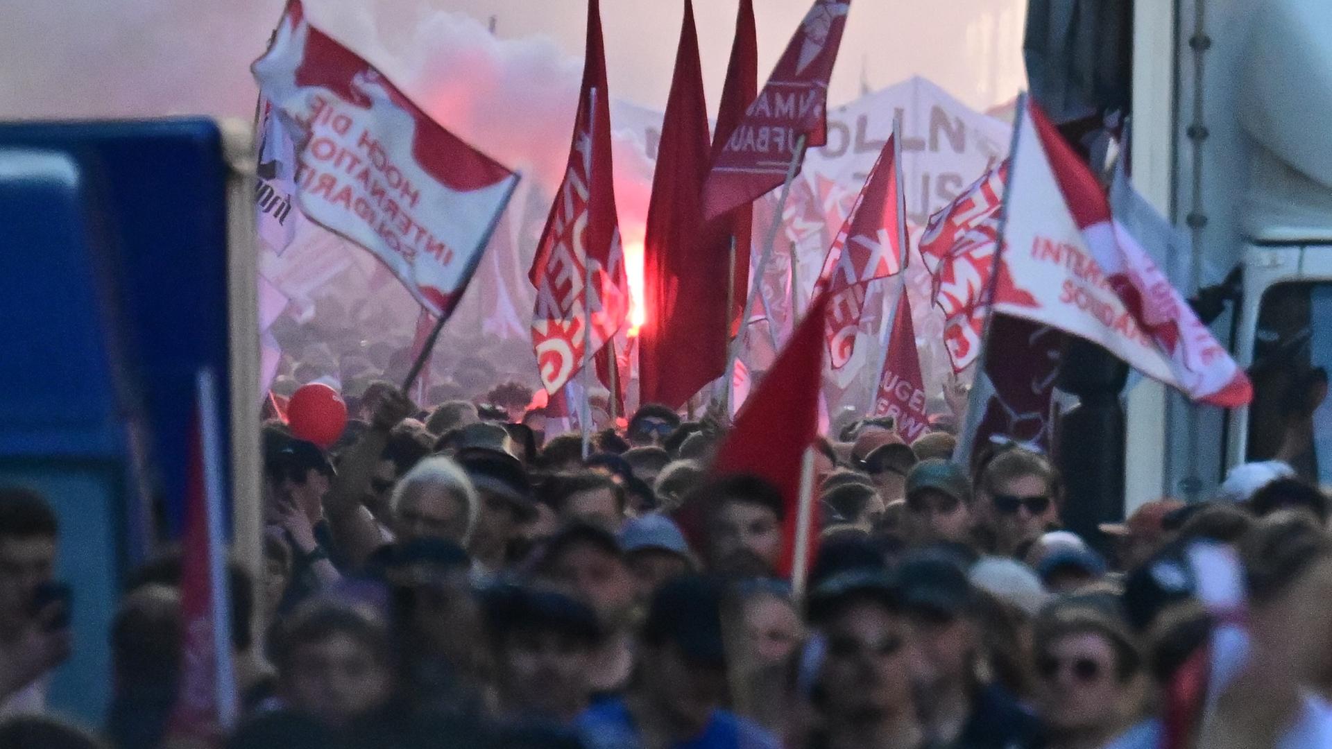Das Foto zeigt die Demonstration "Revolutionärer 1. Mai - Freiheit. Frieden. Solidarität". Die Teilnehmer ziehen durch den Berliner Stadtteil Kreuzberg.
