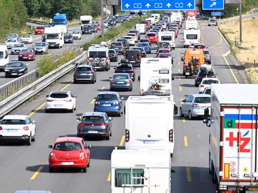 Reger Verkehr herrscht auf der Autobahn A3 am Leverkusener Kreuz. Am letzten Wochenende der Sommerferien vor dem Schulstart am 10.08.2022 in Nordrhein-Westfalen erwartet der ADAC Nordrhein-Westfalen verstärkten Rückreiseverkehr.