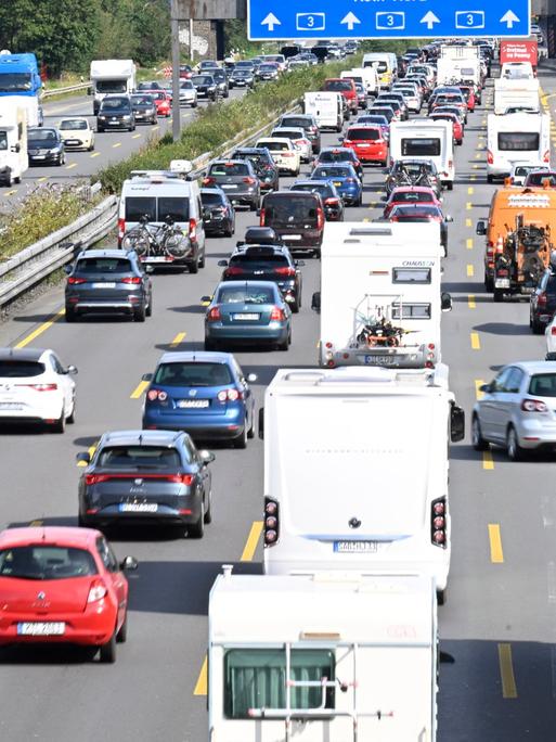 Reger Verkehr herrscht auf der Autobahn A3 am Leverkusener Kreuz. Am letzten Wochenende der Sommerferien vor dem Schulstart am 10.08.2022 in Nordrhein-Westfalen erwartet der ADAC Nordrhein-Westfalen verstärkten Rückreiseverkehr.