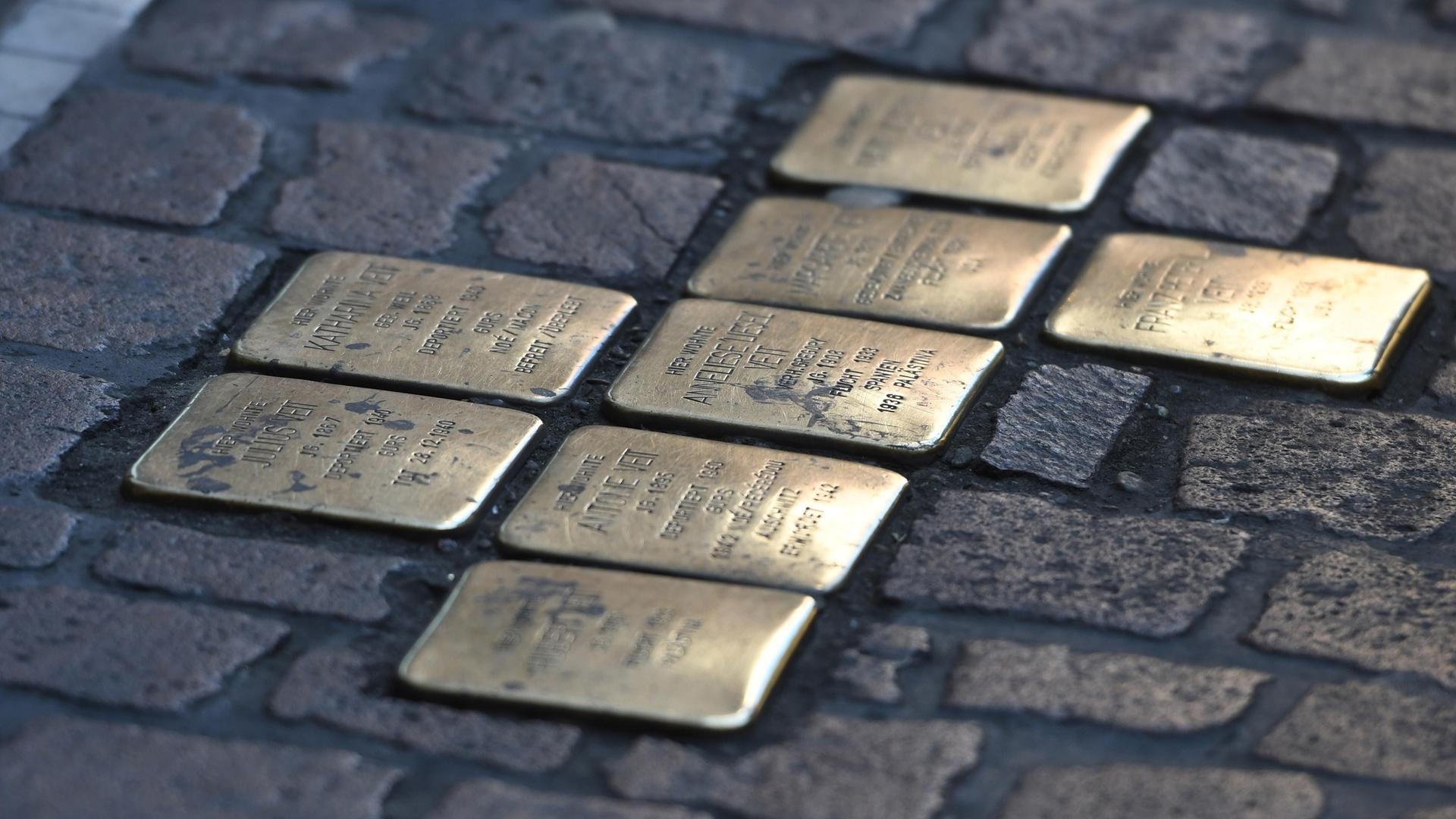 Verschiedene Stolpersteine im Boden zur Erinnerung an von den Nazis verfolgte, schikanierte und ermordete juedische Mitbürger.