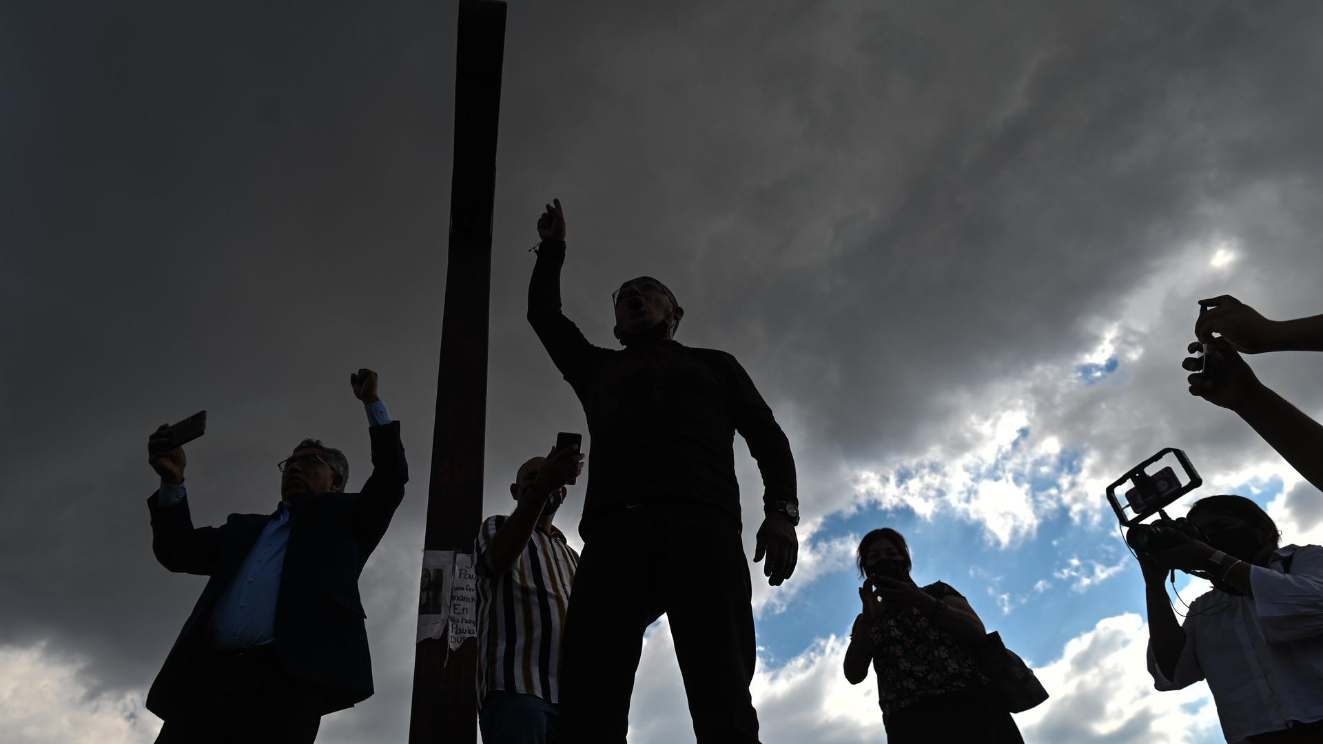 Ein Foto zeigt die Silhouetten von Medienvertretern während einer Protestkundgebung gegen Gewalt gegen Journalisten in Mexiko auf dem Domplatz in San Cristobal de las Casas. Ein Foto zeigt die Silhouetten von Medienvertretern während einer Protestkundgebung gegen Gewalt gegen Journalisten in Mexiko auf dem Domplatz in San Cristobal de las Casas.