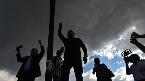 Ein Foto zeigt die Silhouetten von Medienvertretern während einer Protestkundgebung gegen Gewalt gegen Journalisten in Mexiko auf dem Domplatz in San Cristobal de las Casas.
