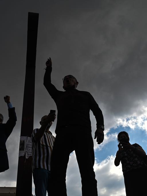 Ein Foto zeigt die Silhouetten von Medienvertretern während einer Protestkundgebung gegen Gewalt gegen Journalisten in Mexiko auf dem Domplatz in San Cristobal de las Casas.