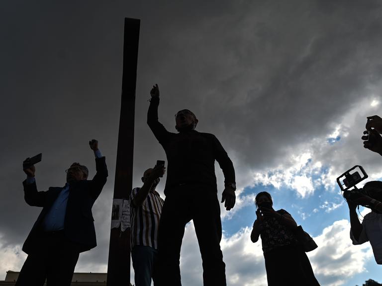 Ein Foto zeigt die Silhouetten von Medienvertretern während einer Protestkundgebung gegen Gewalt gegen Journalisten in Mexiko auf dem Domplatz in San Cristobal de las Casas.