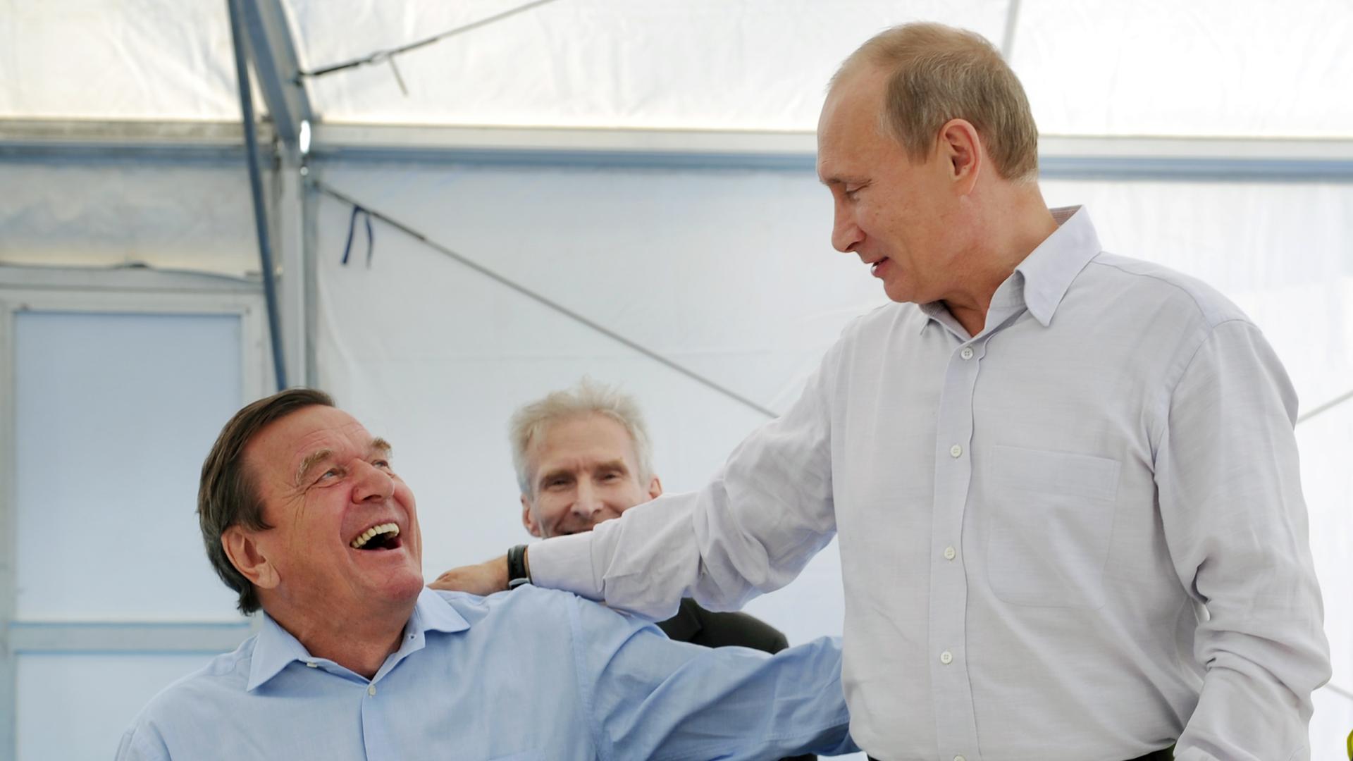 Der damalige Vorstandsvorsitzende der Nord Stream AG, Bundeskanzler a. D. Gerhard Schröder und der russische Ministerpräsident Wladimir Putin treffen sich an der Portovaya-Kompressorstation in Vyborg bei Bier und bester Laune.