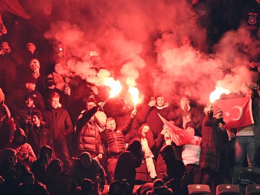Türkische Fans zünden beim Länderspiel gegen Deutschland im Berliner Olympiastadion Pyrotechnik.