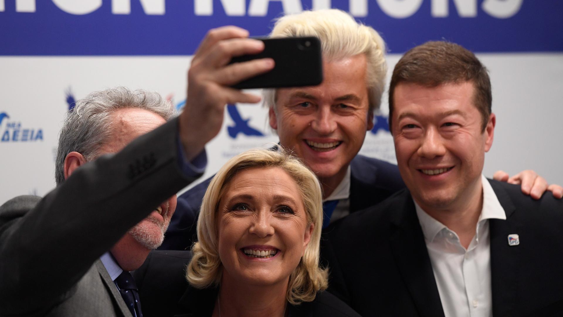 Gerolf Annemans, Vorsitzender der Fraktion Europa der Nationen und der Freiheit (ENF), links, die Vorsitzende des französischen Front National, Marine Le Pen, der tschechische Vorsitzende der rechtsextremen Partei für Freiheit und direkte Demokratie (SPD), Tomio Okamura, rechts, und der Vorsitzende der niederländischen Partei für die Freiheit, Geert Wilders, posieren für ein Selfie während einer Pressekonferenz 2019. 
