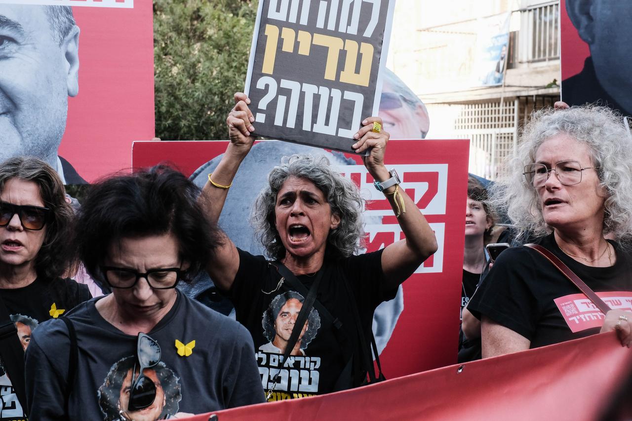 Frauen halten Plakate hoch und rufen auf einer Demonstration in Jerusalem lautstark die Freilassung der Geiseln in Gaza ein.