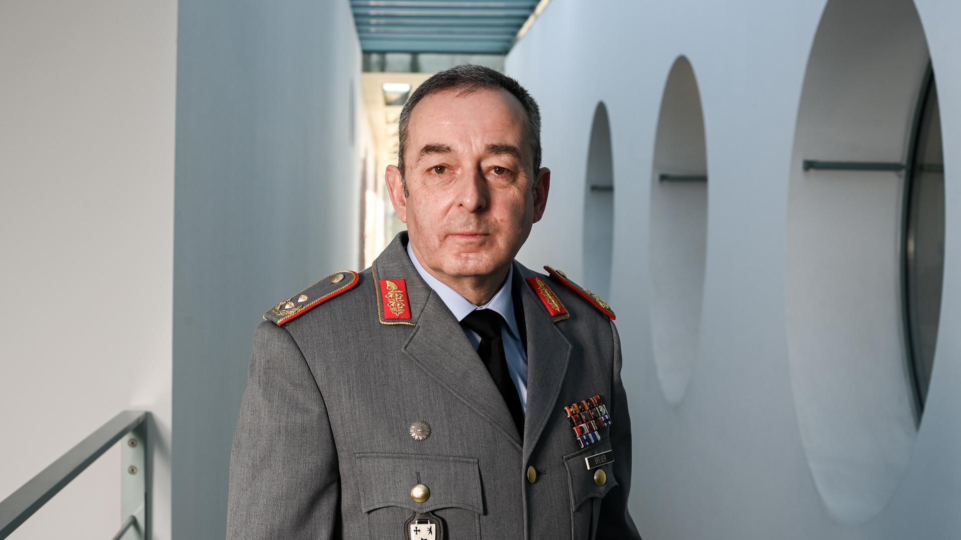 Carsten Breuer, inzwischen Generalinspekteur der Bundeswehr, steht bei einem Pressetermin im Jahr 2022 im Bundeskanzleramt. Carsten Breuer, inzwischen Generalinspekteur der Bundeswehr, steht bei einem Pressetermin im Jahr 2022 im Bundeskanzleramt.