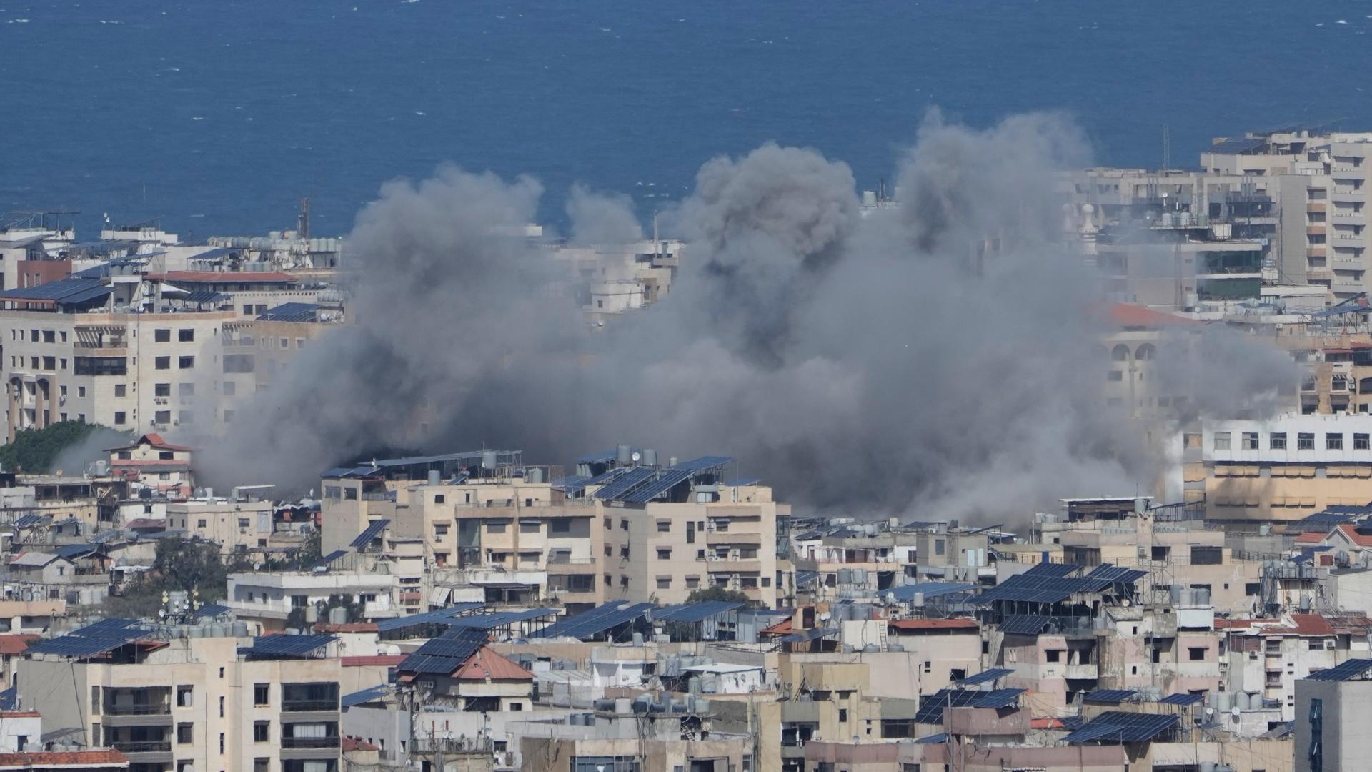Nach einem israelischen Luftangriff in Dahiyeh, einem südlichen Vorort von Beirut, steigt Rauch auf.