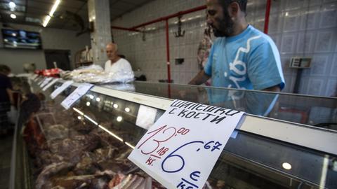 In einer Fleischerei in Sofia werden nebeneinander Preise in Euro und der bulgarischen Währung Lev angegeben.