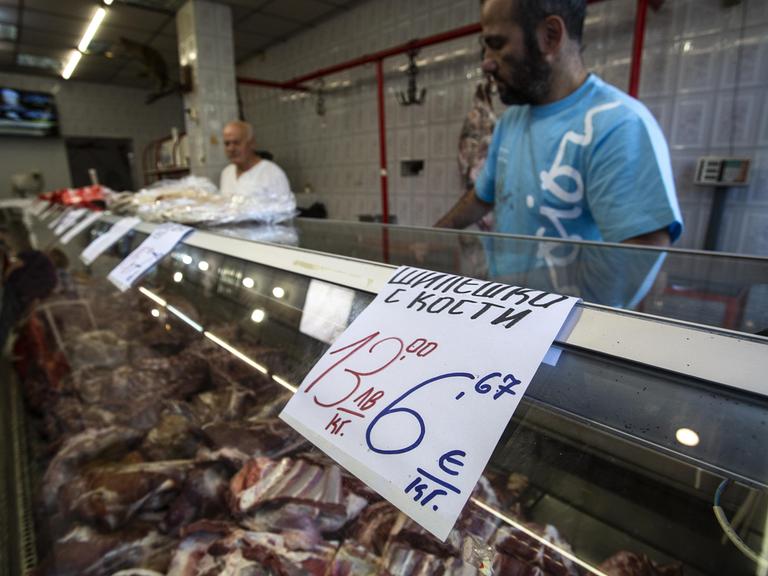 In einer Fleischerei in Sofia werden nebeneinander Preise in Euro und der bulgarischen Währung Lev angegeben.