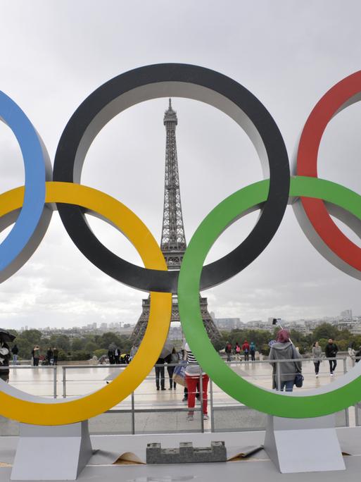 Olympische Ringe auf der Trocadero Promenade vor dem Eiffelturm in Paris
