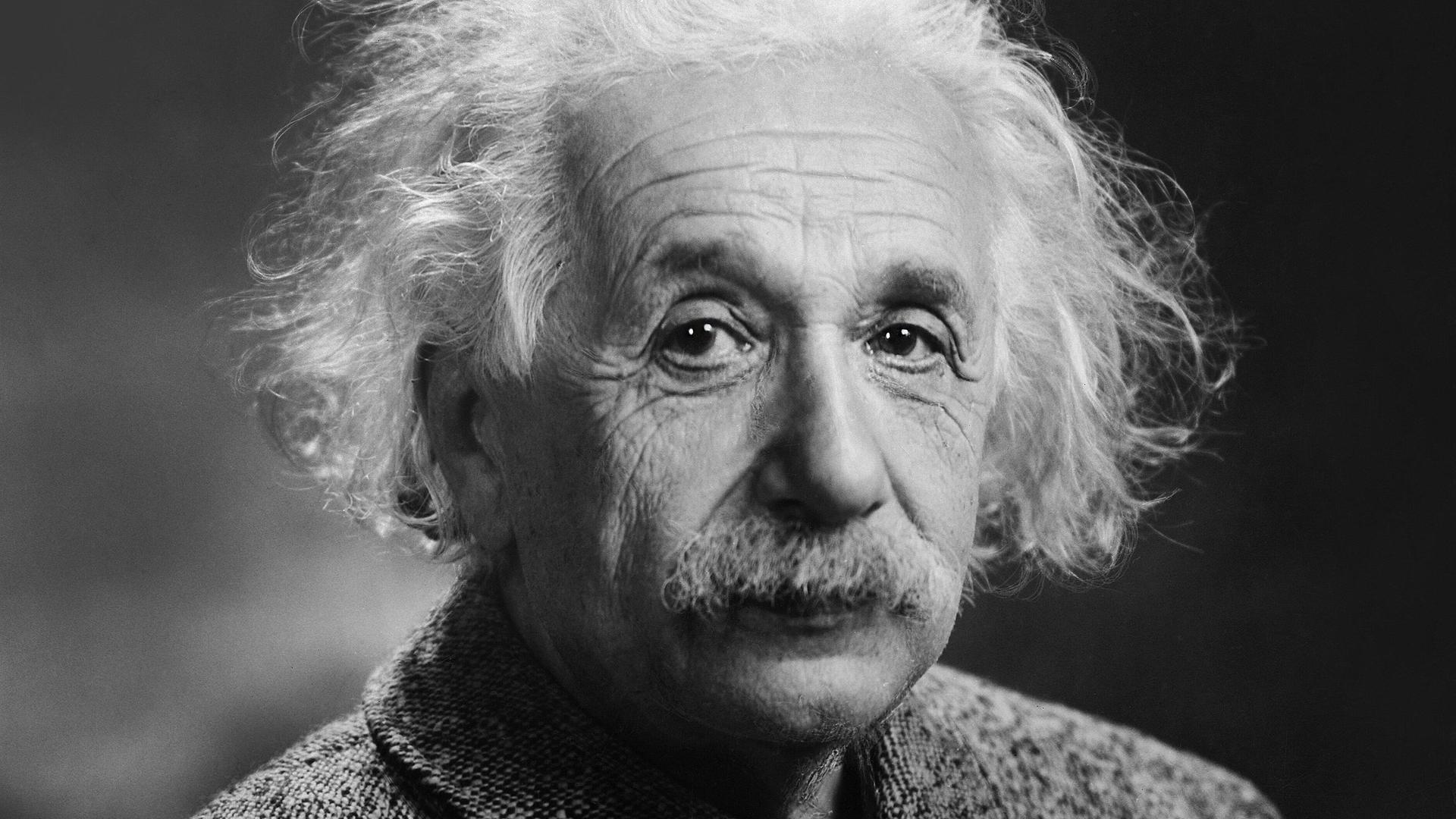Albert Einstein blickt in einem Schwarz-Weiß-Porträt in Richtung des Betrachters.