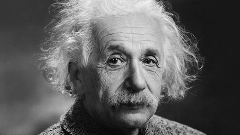 Albert Einstein blickt in einem Schwarz-Weiß-Porträt in Richtung des Betrachters. Albert Einstein blickt in einem Schwarz-Weiß-Porträt in Richtung des Betrachters.