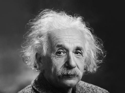 Albert Einstein blickt in einem Schwarz-Weiß-Porträt in Richtung des Betrachters.