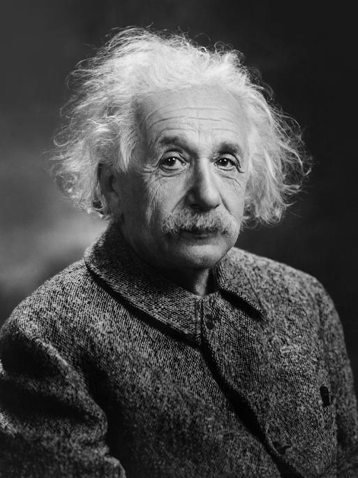 Albert Einstein blickt in einem Schwarz-Weiß-Porträt in Richtung des Betrachters.