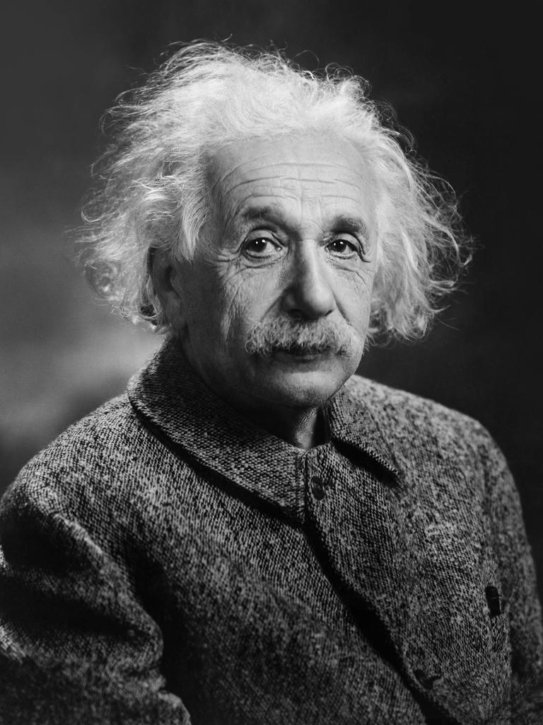 Albert Einstein blickt in einem Schwarz-Weiß-Porträt in Richtung des Betrachters.