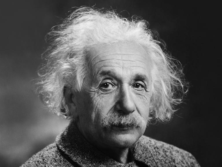 Albert Einstein blickt in einem Schwarz-Weiß-Porträt in Richtung des Betrachters.