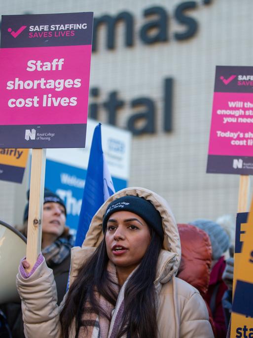 Zehntausende Krankenschwestern und Pfleger streiken am 15. Dezember 2022 in ganz Großbritannien, auch in London vor dem St. Thomas Krankenhaus 