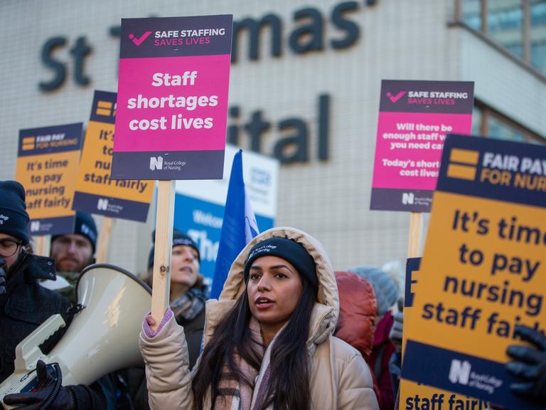 Zehntausende Krankenschwestern und Pfleger streiken am 15. Dezember 2022 in ganz Großbritannien, auch in London vor dem St. Thomas Krankenhaus 