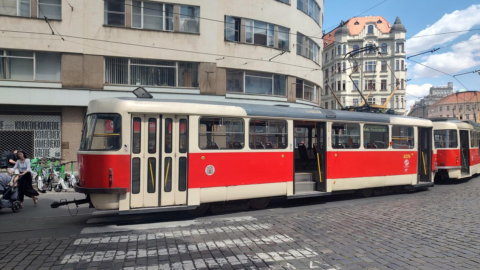 Prag: Der Stromausfall in der tschechischen Hauptstadt gegen Mittag stoppte die Straßenbahnen und U-Bahnlinien A, B, C. Prag: Der Stromausfall in der tschechischen Hauptstadt gegen Mittag stoppte die Straßenbahnen und U-Bahnlinien A, B, C.