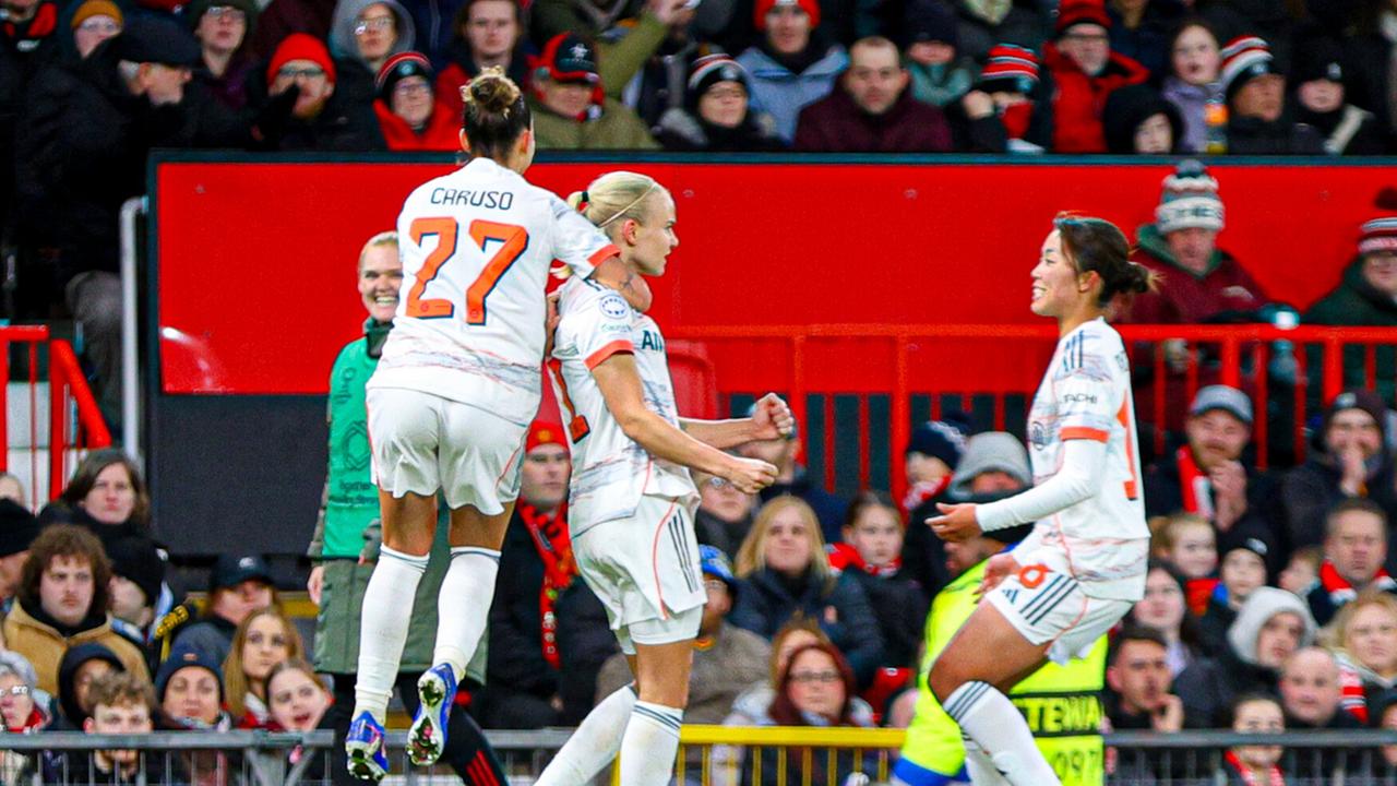 Harder ballt die Faust, andere Spielerinnen gratulieren ihr zum Treffer. Im Hintergrund sitzen die Zuschauer auf den Rängen des Old Traffords. Harder ballt die Faust, andere Spielerinnen gratulieren ihr zum Treffer. Im Hintergrund sitzen die Zuschauer auf den Rängen des Old Traffords.