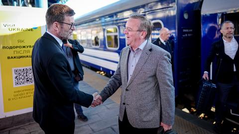 Boris Pistorius (SPD), Bundesminister der Verteidigung, wird von Heiko Thoms, deutscher Botschafter in der Ukraine, auf dem Hauptbahnhof in Kiew begrüßt. 