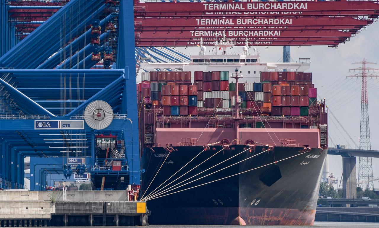 ARCHIV -  Hamburg: Der Containerfrachter "Al Jasrah" wird am Terminal Burchardkai entladen.