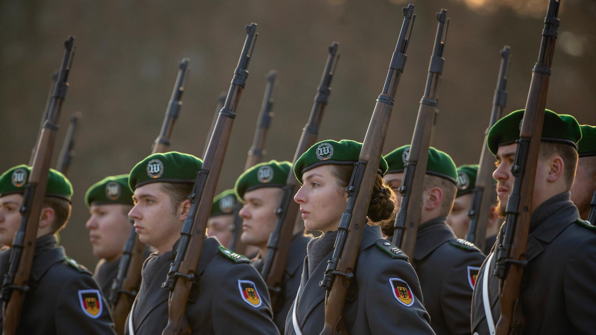 Soldatinnen und Soldaten des Wachbataillons der Bundeswehr treten an zu einem Empfang im Bendlerblock in Berlin. Sie tragen Uniformen und Waffen.