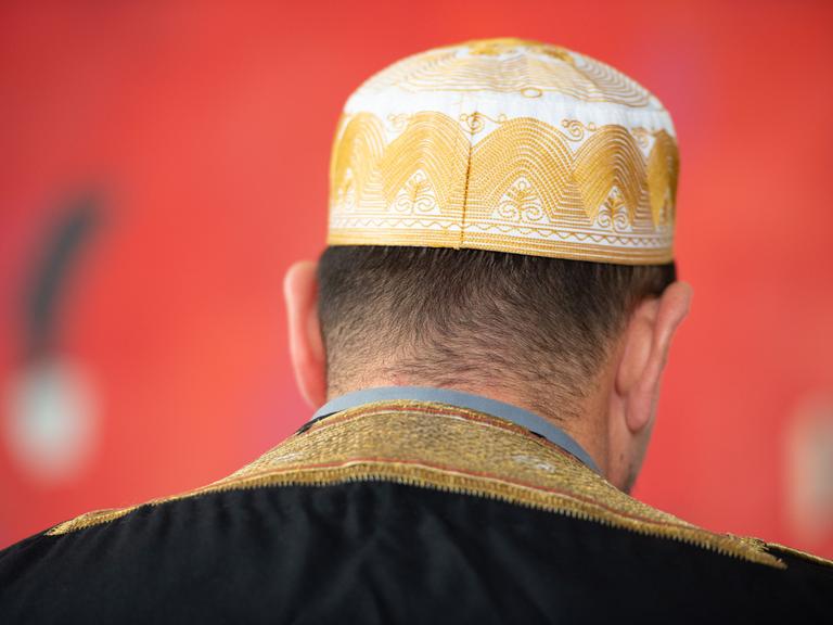 Gamal Fouda, Imam aus Christchurch, Neuseeland, spricht im Berliner Abgeordnetenhaus mit dem Vorsitzenden der SPD-Fraktion, Saleh. 