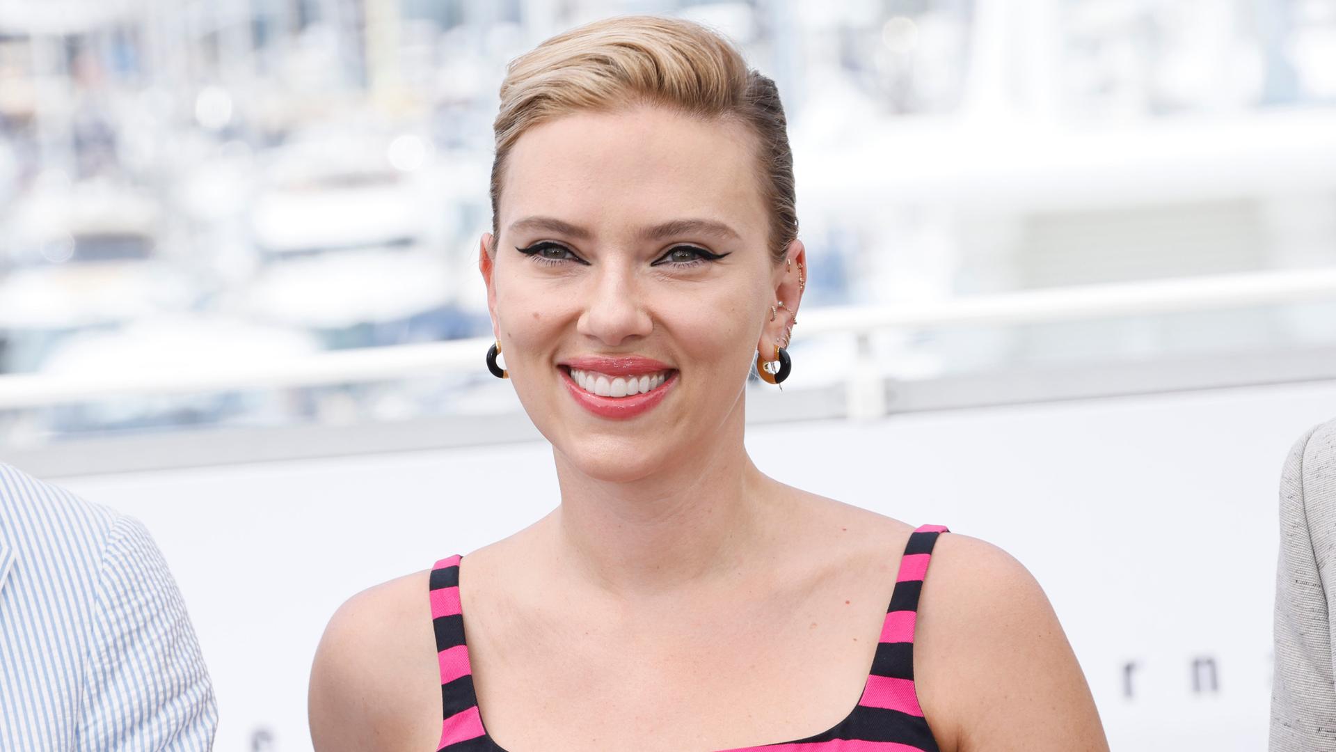 Die Schauspielerin Scarlett Johansson lächelt in die Kamera.