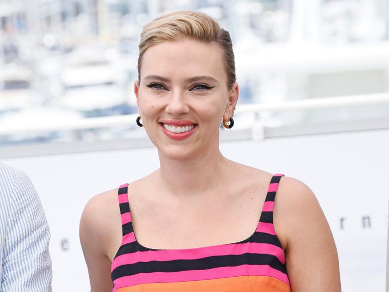 Die Schauspielerin Scarlett Johansson lächelt in die Kamera.