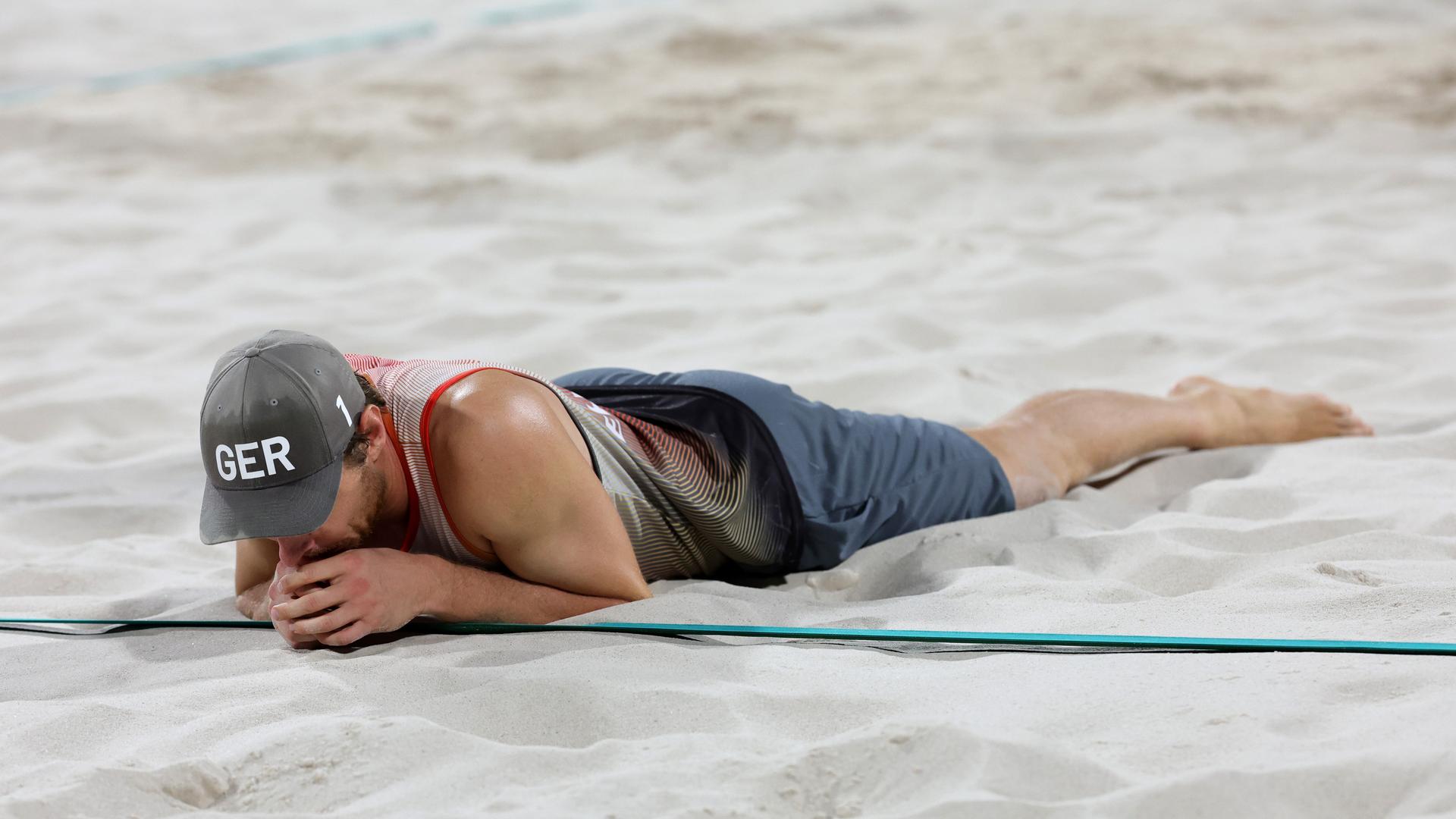 Nils Ehlers liegt nach der Niederlage im Sand. Nils Ehlers liegt nach der Niederlage im Sand.