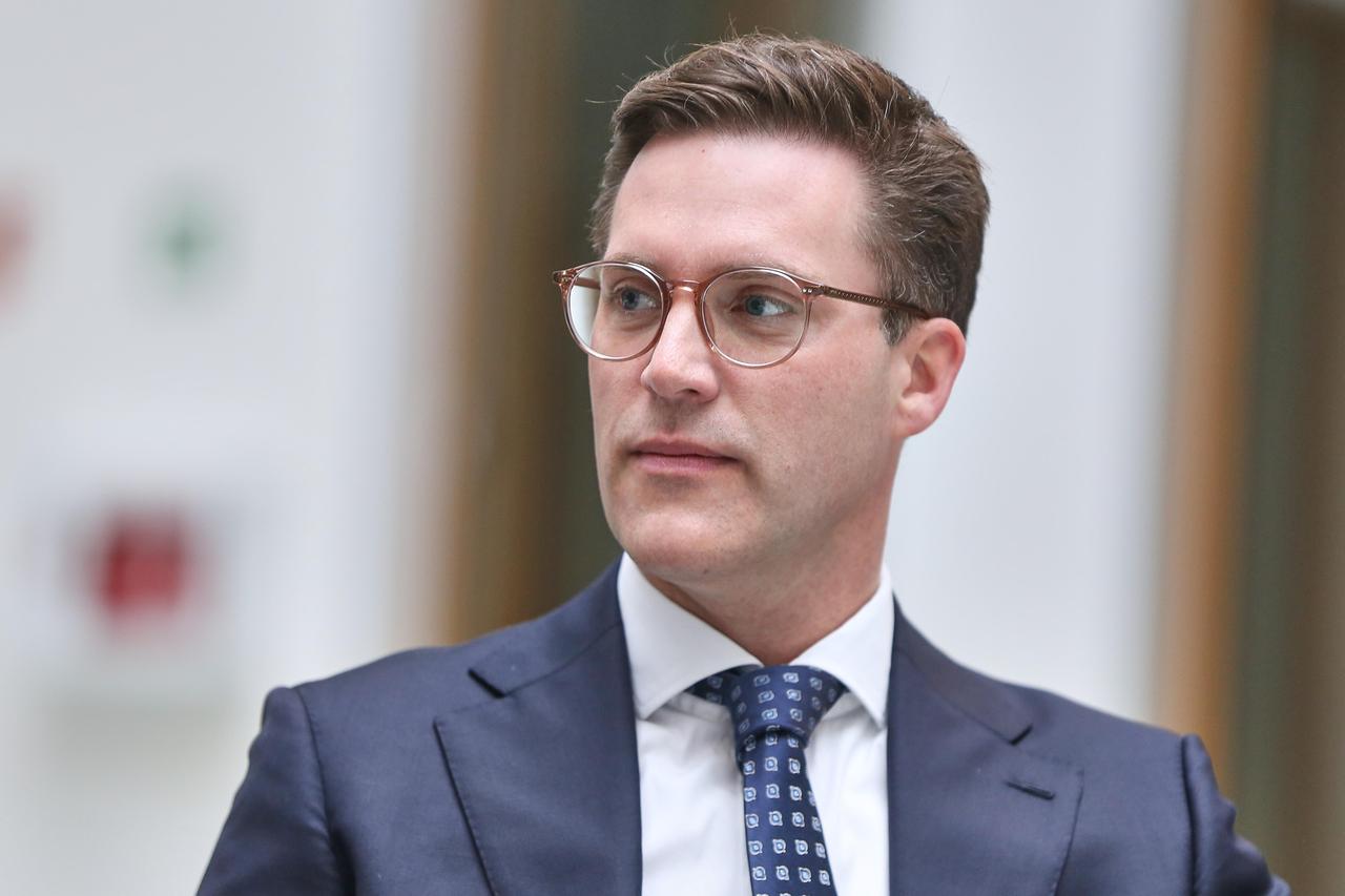 Portraitaufnahme von Manuel Hagel, Landesvorsitzender der CDU und Spitzenkandidat in Baden-Württemberg, im Anzug