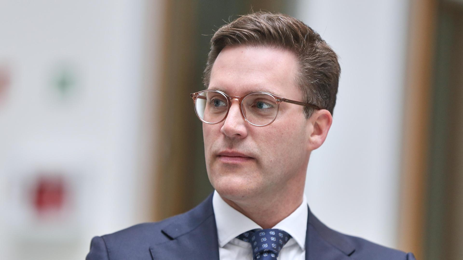 Portraitaufnahme von Manuel Hagel, Landesvorsitzender der CDU und Spitzenkandidat in Baden-Württemberg, im Anzug