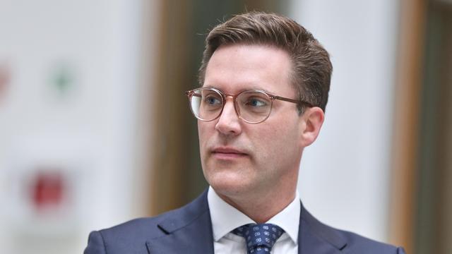 Portraitaufnahme von Manuel Hagel, Landesvorsitzender der CDU und Spitzenkandidat in Baden-Württemberg, im Anzug