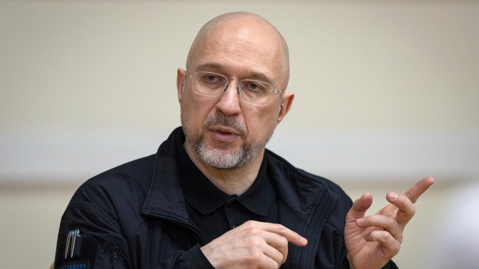 Der ukrainische Ministerpräsident Denys Schmyhal spricht während einer Pressekonferenz und gestikuliert mit beiden Händen. Der ukrainische Ministerpräsident Denys Schmyhal spricht während einer Pressekonferenz und gestikuliert mit beiden Händen.