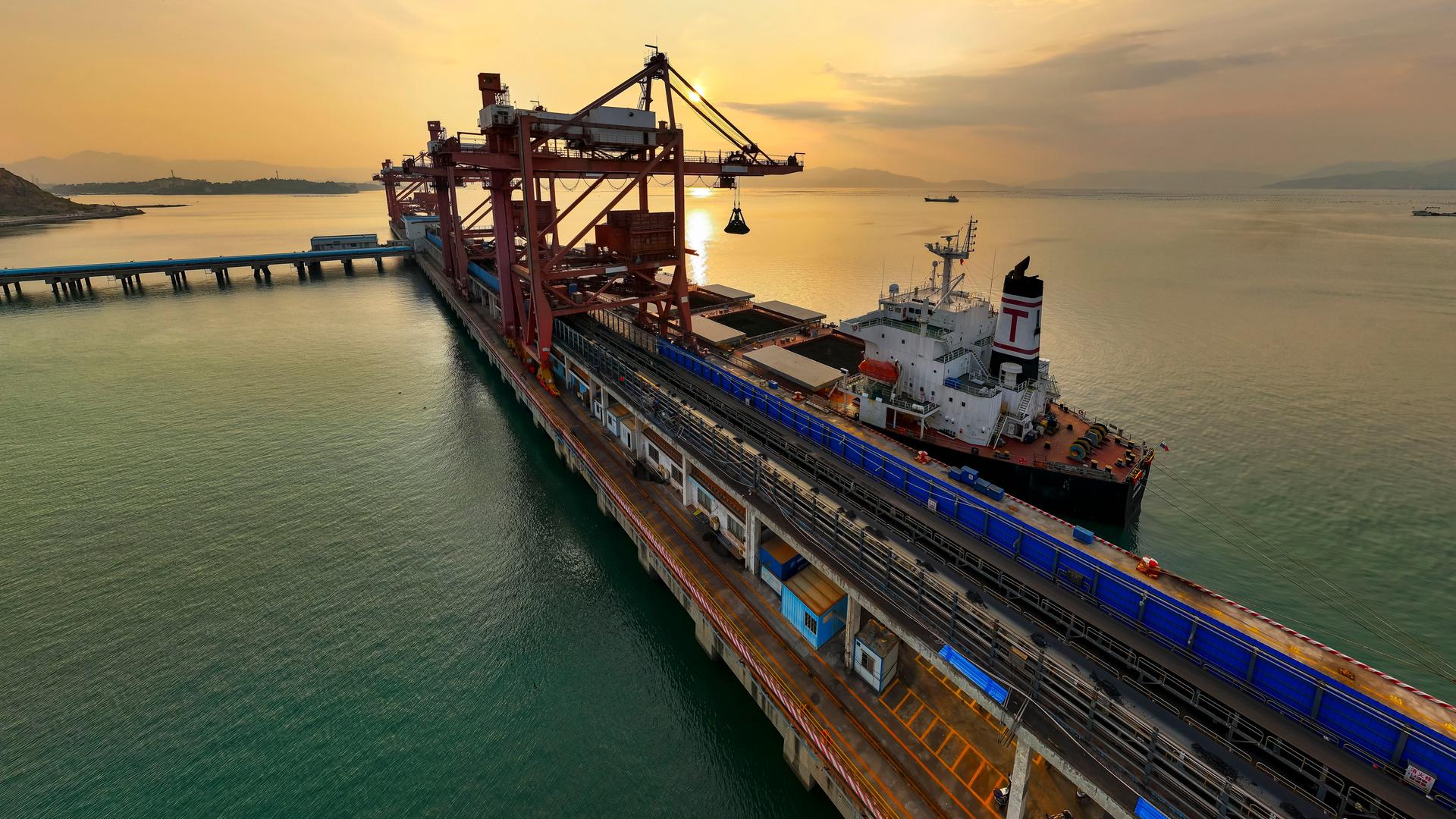 Ein Schiff mit 73.500 Tonnen Kohle im Hafen von Fujian 