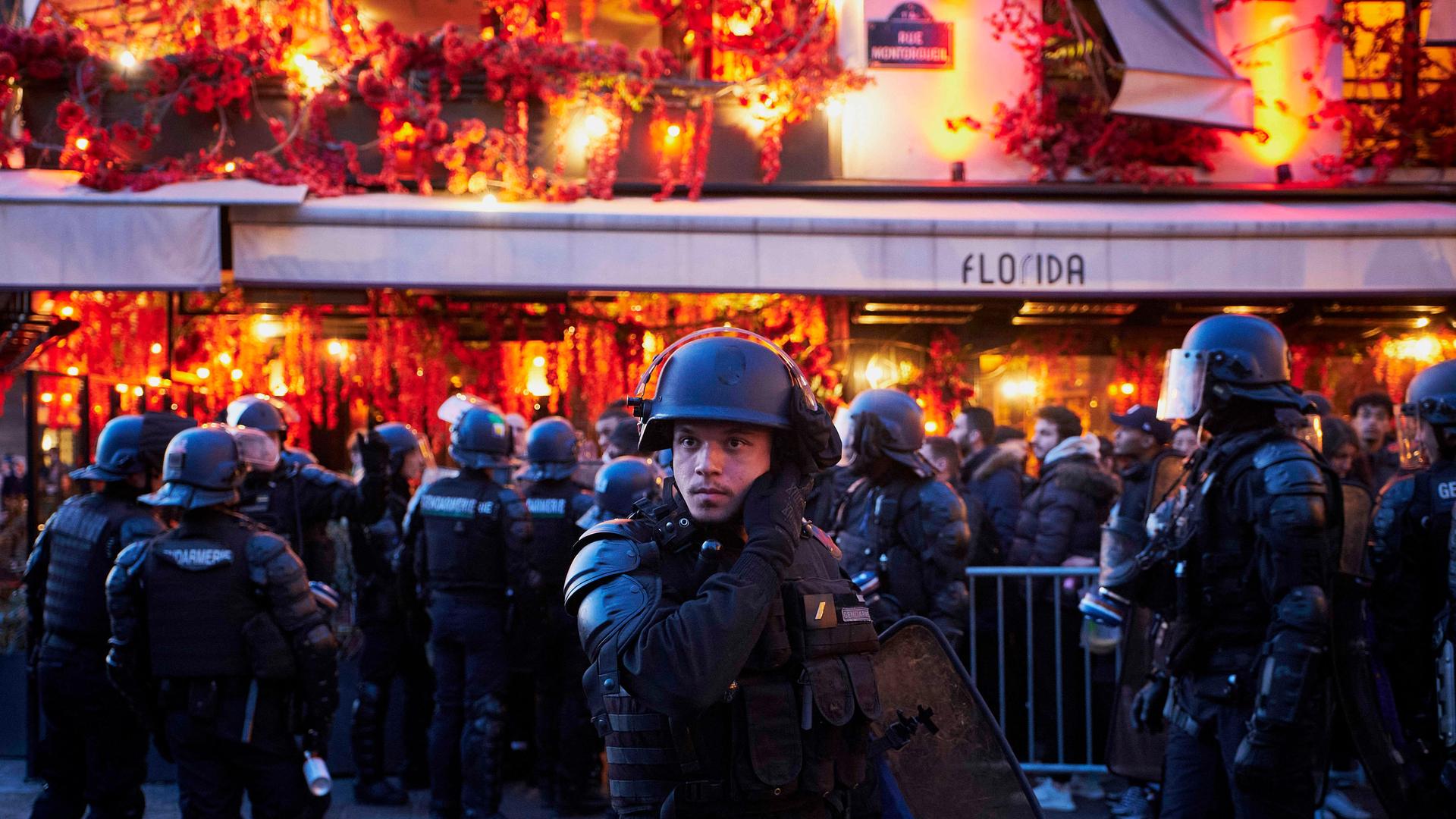 Polizisten versuchen das Shopping-Center Les Halles in Paris abzusichern. 